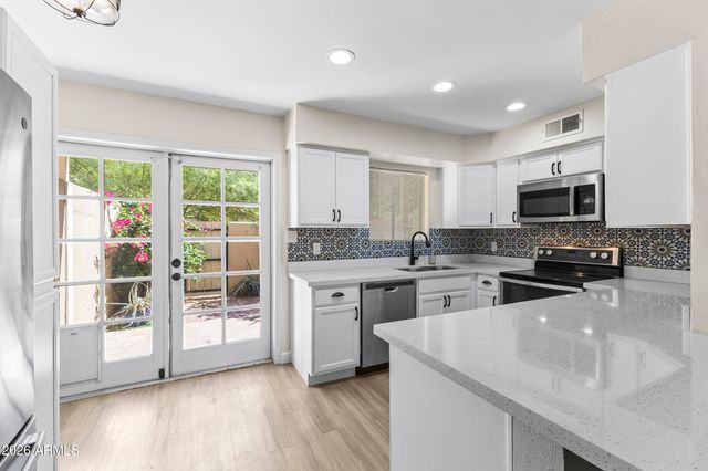 1425 E DESERT COVE Avenue 15, Phoenix, AZ 85020