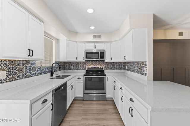 1425 E DESERT COVE Avenue 15, Phoenix, AZ 85020