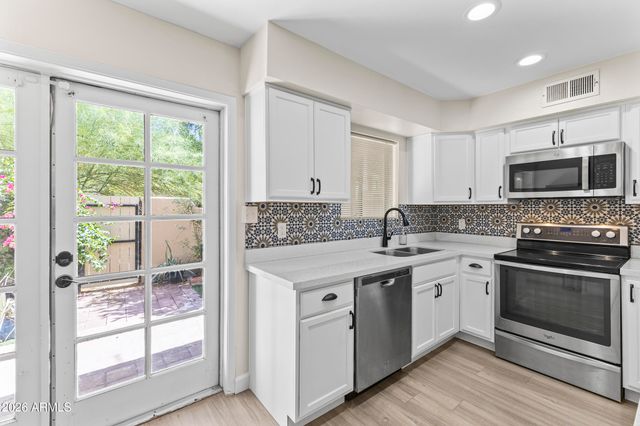 1425 E DESERT COVE Avenue 15, Phoenix, AZ 85020