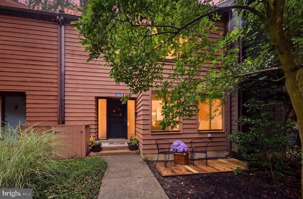 11570 WOODHOLLOW CT, Reston, VA 20191