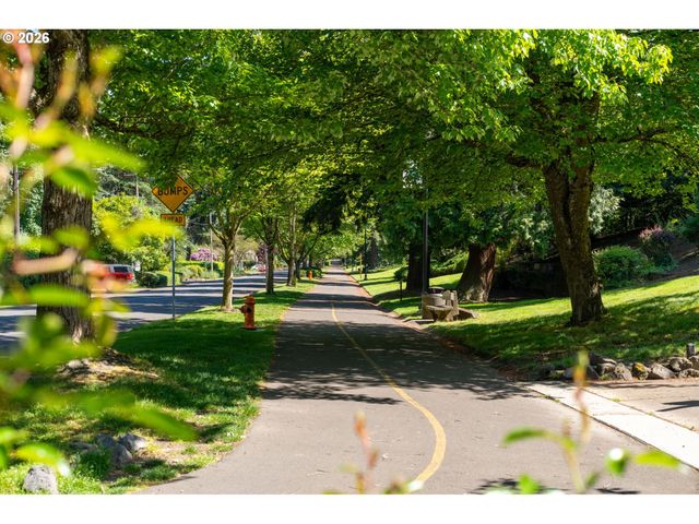 10030 Ne SKIDMORE St, Portland, OR 97220