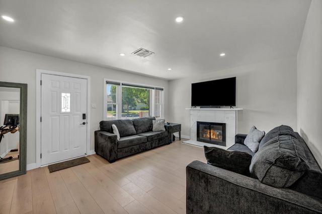 8 17th St, West Sacramento, CA 95691