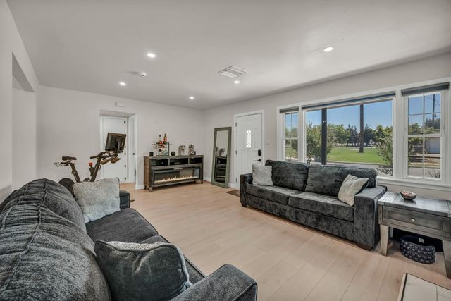 8 17th St, West Sacramento, CA 95691