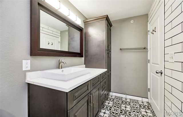 200 S Kirkwood Road, Kirkwood, MO 63122