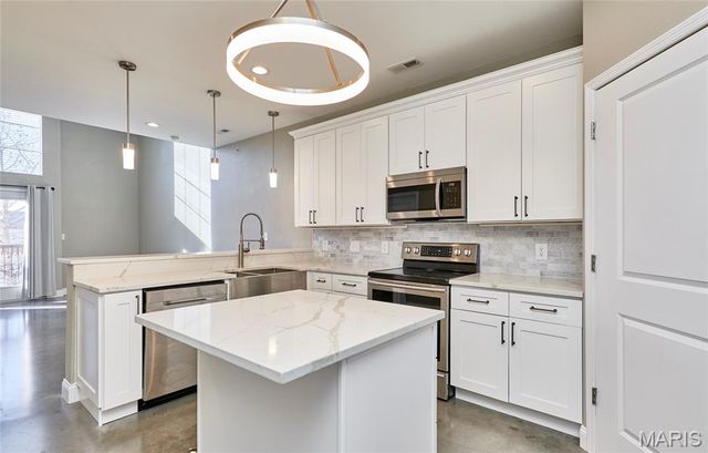 200 S Kirkwood Road, Kirkwood, MO 63122