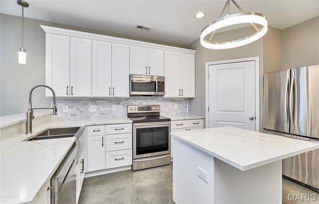 200 S Kirkwood Road, Kirkwood, MO 63122