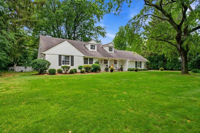 8921 N Lake DRIVE, Bayside, WI 53217