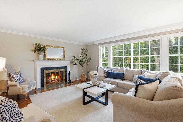 8921 N Lake DRIVE, Bayside, WI 53217
