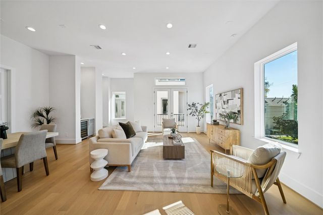 1405 W 21st St B, Houston, TX 77008