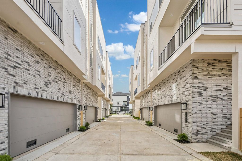 1405 W 21st St B, Houston, TX 77008