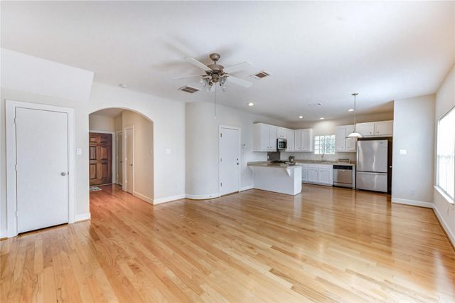 3721 Main Poplar Drive, Houston, TX 77025