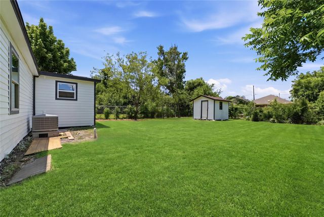 7429 W Knoll Street, Houston, TX 77028