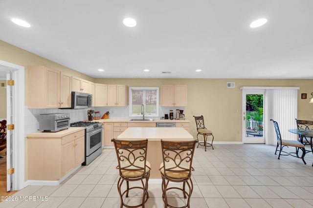 7 Seaman Road, Freehold, NJ 07728