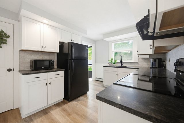 22 Hillcrest Ave, Seekonk, MA 02771