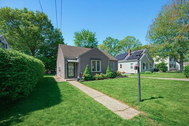 22 Hillcrest Ave, Seekonk, MA 02771