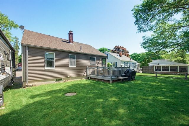 22 Hillcrest Ave, Seekonk, MA 02771
