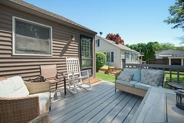 22 Hillcrest Ave, Seekonk, MA 02771