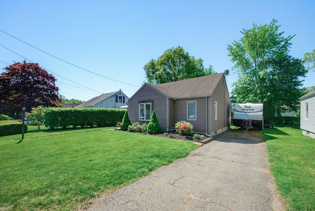 22 Hillcrest Ave, Seekonk, MA 02771