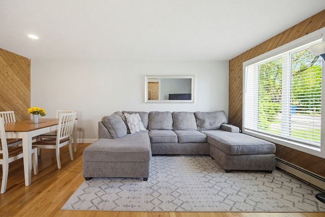 22 Hillcrest Ave, Seekonk, MA 02771