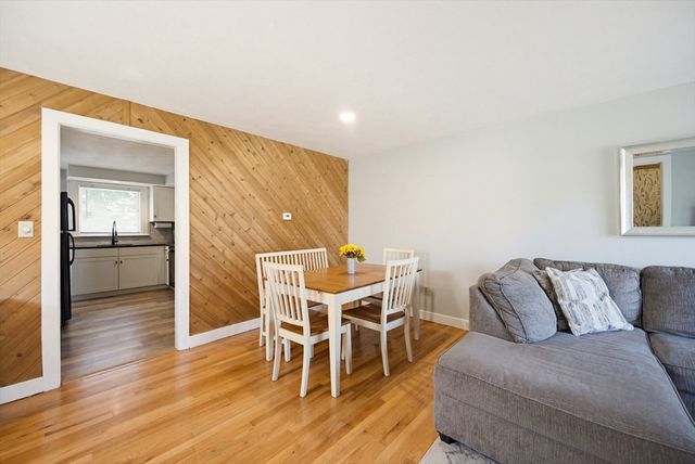22 Hillcrest Ave, Seekonk, MA 02771