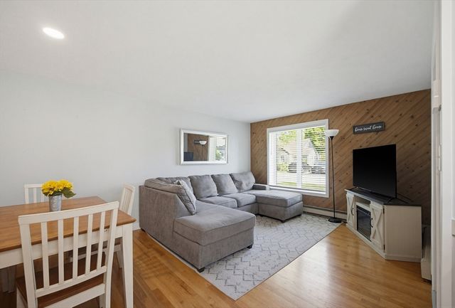 22 Hillcrest Ave, Seekonk, MA 02771