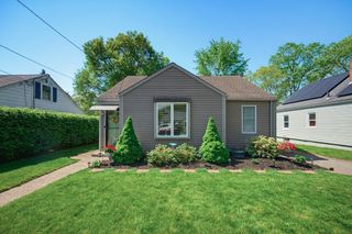22 Hillcrest Ave, Seekonk, MA 02771
