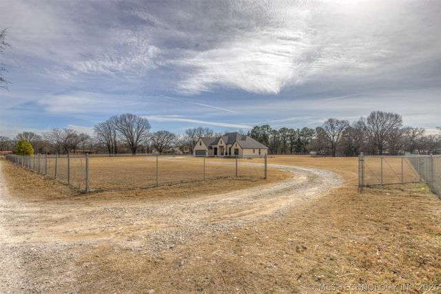 25672 E 166th Street, Coweta, OK 74429