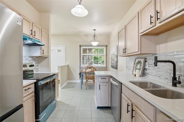 22852 Woodcreek Drive, Taylor, MI 48180
