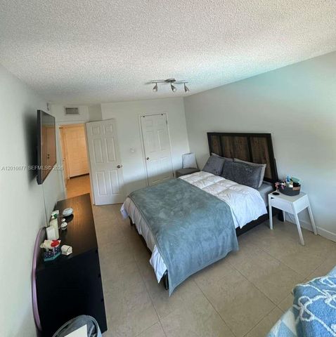 8290 Lake Dr 325, Doral, FL 33166