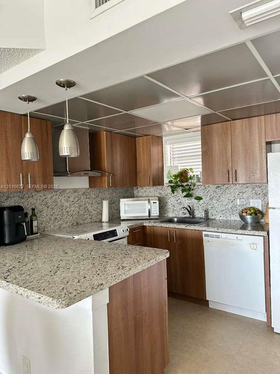 8290 Lake Dr 325, Doral, FL 33166