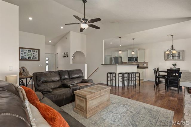 922 S Edwardsville Street, Staunton, IL 62088