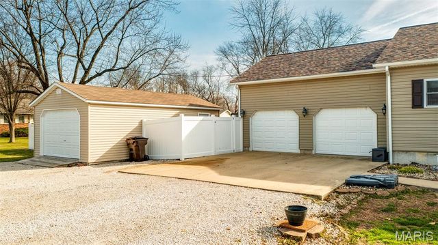 922 S Edwardsville Street, Staunton, IL 62088