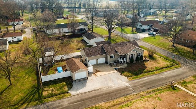 922 S Edwardsville Street, Staunton, IL 62088