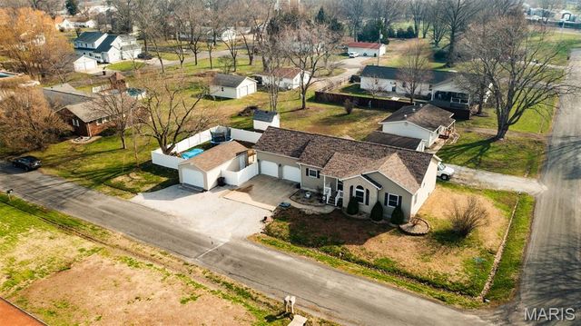 922 S Edwardsville Street, Staunton, IL 62088