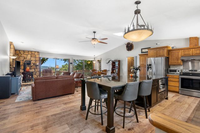 6 Briar Oaks Lane, Branson West, MO 65737