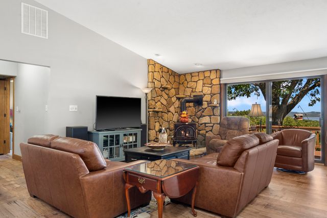 6 Briar Oaks Lane, Branson West, MO 65737