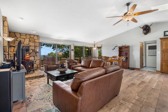 6 Briar Oaks Lane, Branson West, MO 65737