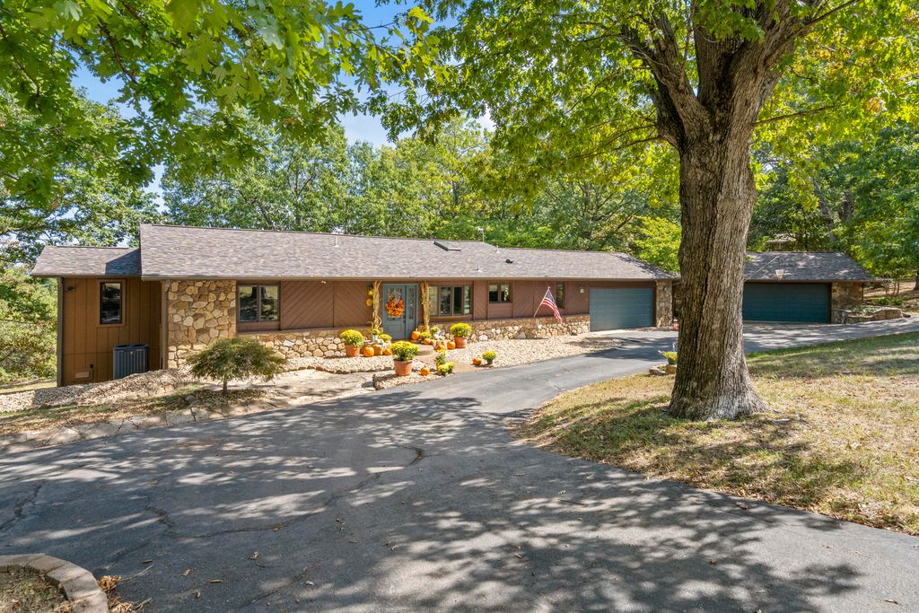 6 Briar Oaks Lane, Branson West, MO 65737