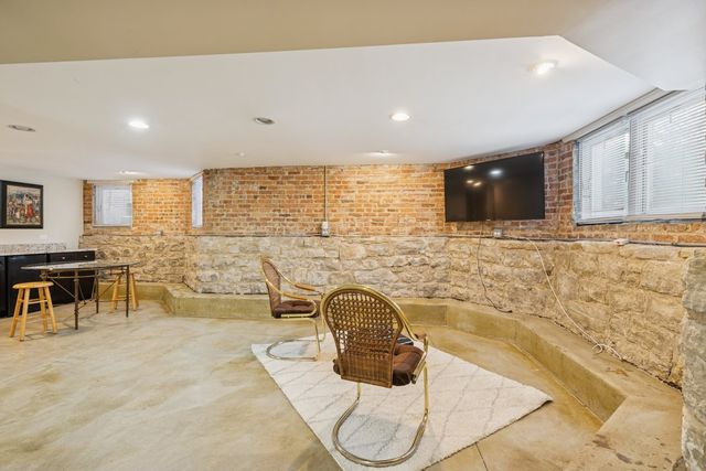 1122 S Oak Park Avenue, Oak Park, IL 60304