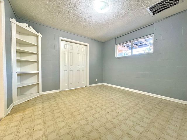 425 E Park Street, Alvin, TX 77511