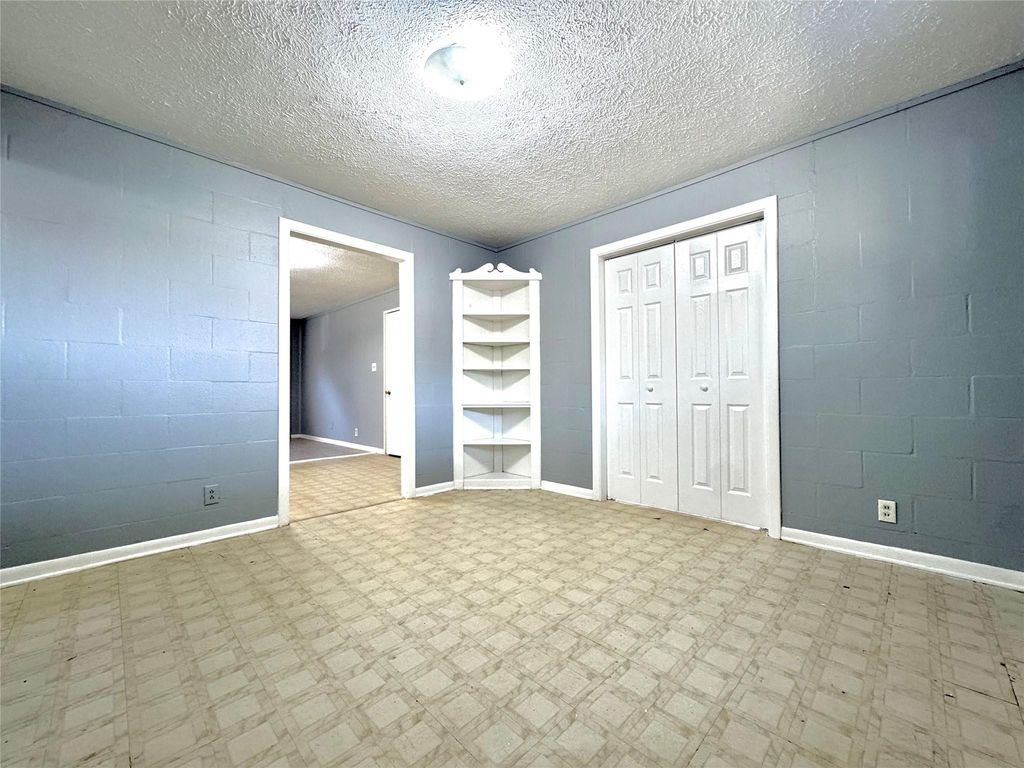 425 E Park Street, Alvin, TX 77511