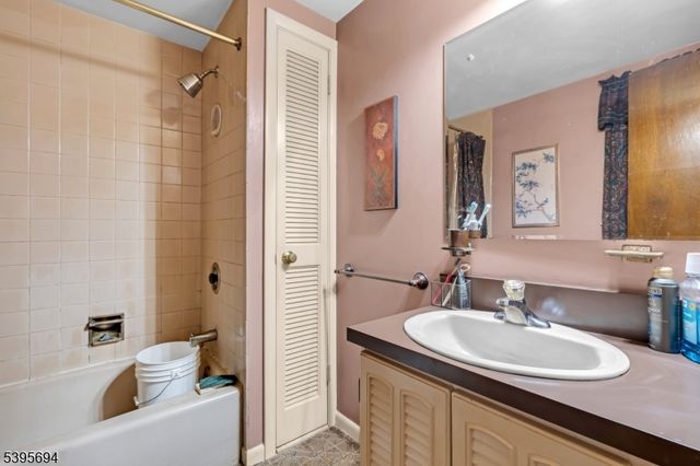 58 Sand Hill Rd, Clinton Twp., NJ 08801