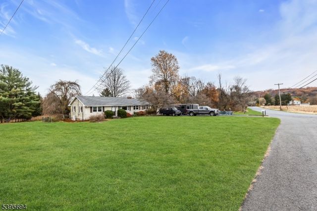 58 Sand Hill Rd, Clinton Twp., NJ 08801