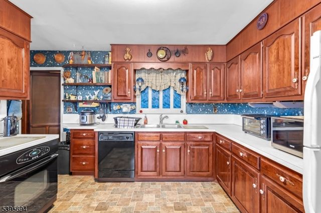 58 Sand Hill Rd, Clinton Twp., NJ 08801