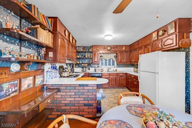 58 Sand Hill Rd, Clinton Twp., NJ 08801