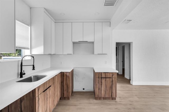 975 NW 134th St, North Miami, FL 33168