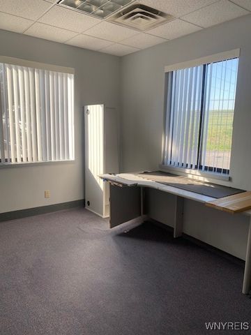 5320 Military Road, Lewiston, NY 14092