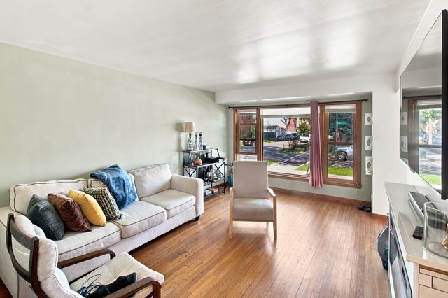 3858 N Sawyer Avenue, Chicago, IL 60618