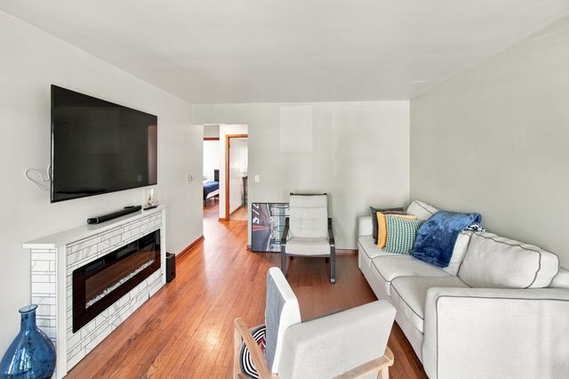 3858 N Sawyer Avenue, Chicago, IL 60618