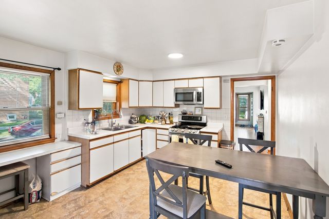 3858 N Sawyer Avenue, Chicago, IL 60618